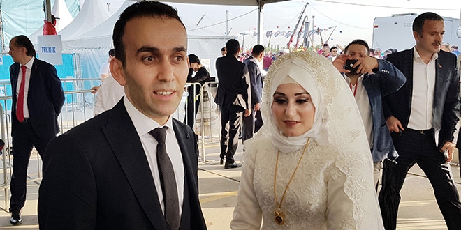 Gelin ve damat düğün öncesi mitinge geldi