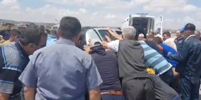 Otomobili kaldırıp altındaki yaralıyı kurtardılar