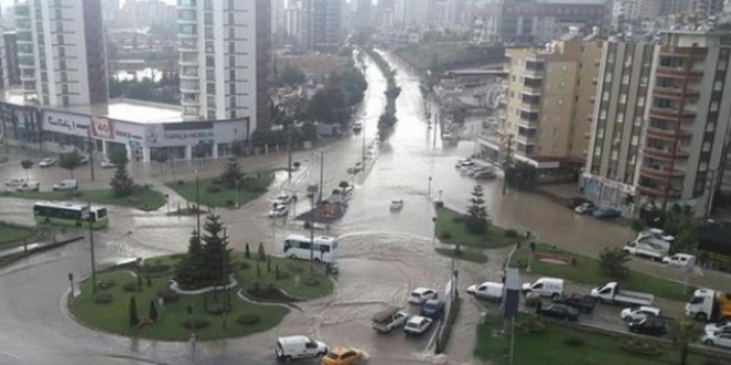 Adana'da iddetli yamur evleri sular altnda brakt
