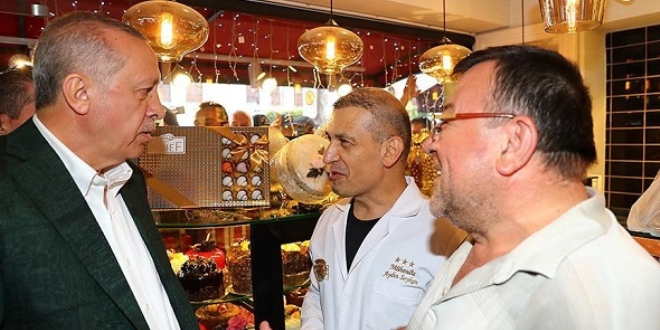 Erdoğan kafede vatandaşlarla sohbet etti