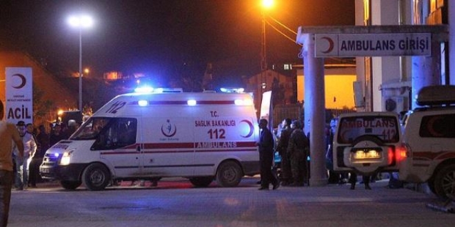 Hakkari'de askeri konvoya saldr: 6 asker yaral