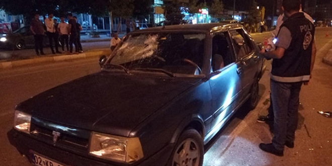 Önünü kesip otomobili bu hale getirdiler