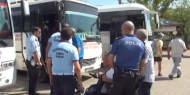 Engelli genci 4 saat bekletip minibüse almadılar