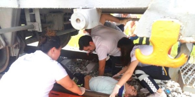 Raylardan karşıdan karşıya geçerken demiryolu iş otosu çarptı