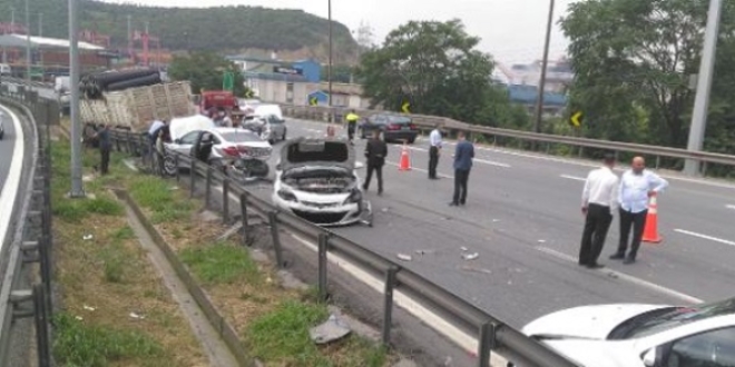 Kocaeli'de kamyon, 6 otomobile çarptı: 3 yaralı