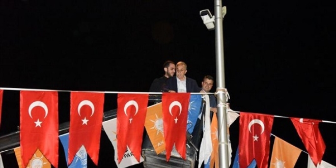 Bakan Fakıbaba, vince çıkıp flama astı