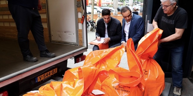 Hollanda'da kullanılan oylar Türkiye'ye doğru yola çıktı