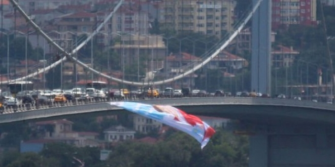 15 Temmuz ehitler Kprs'ne Akener bayra asld