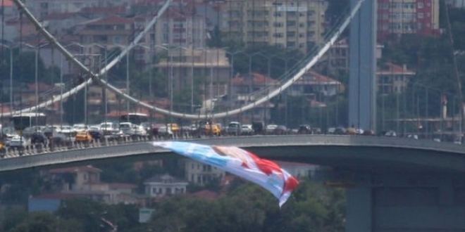 15 Temmuz Şehitler Köprüsü'ne Akşener bayrağı asıldı