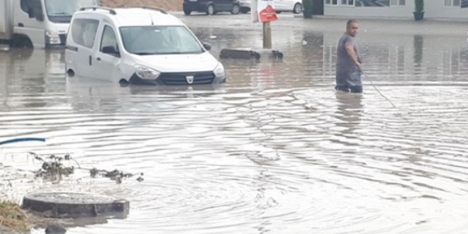 Başkenti ani sağanak vurdu! Yollar 15 dakikada göl oldu