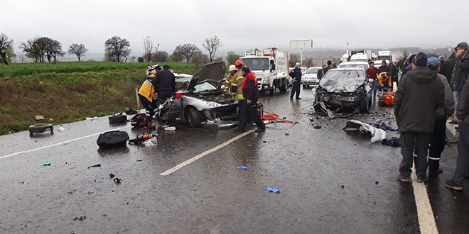 Uşak'ta zincirleme trafik kazası: 6 yaralı