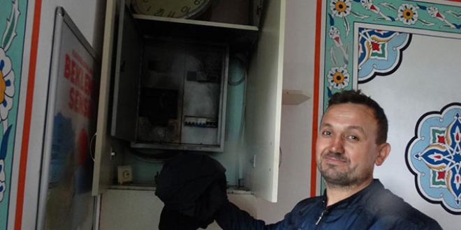 Camideki yangını imamın cübbesiyle söndürdü