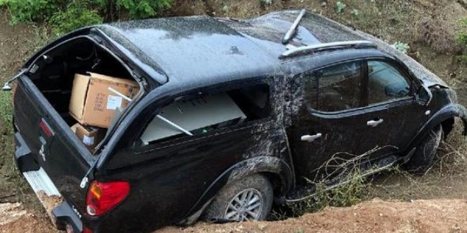 Kamyonet şarampole yuvarlandı: 2 polis yaralı