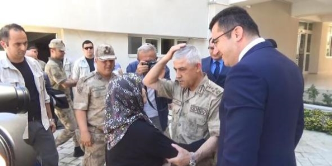 Orgeneral Çetin'den şehit annesine: Başımızın tacısın