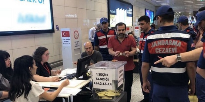 Tutuklular Atatürk Havalimanı'nda oy kullandı