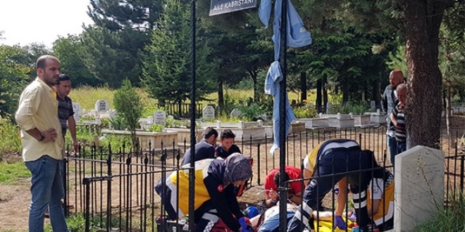 Üniversite öğrencisi mezarlıkta kendini astı!