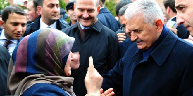Başbakan Yıldırım, bir vatandaşın gözündeki yaşı sildi