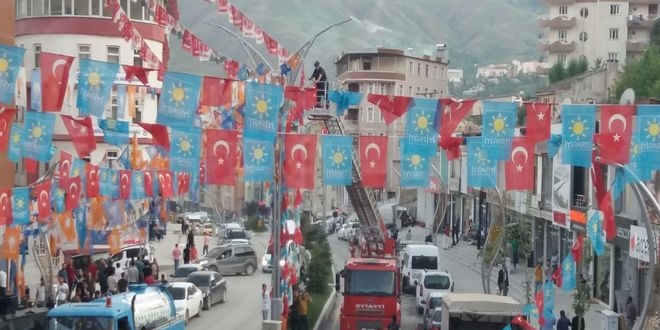 Partilerin bayrakları yasaklar kapsamında söküldü