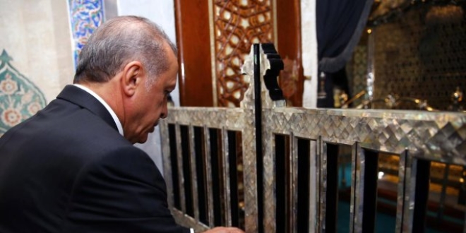 Erdoğan, Eyüp Sultan Türbesini ziyaret etti