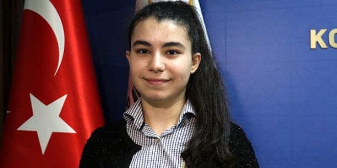 AK Parti'nin en genç milletvekili adayı oyunu kullandı
