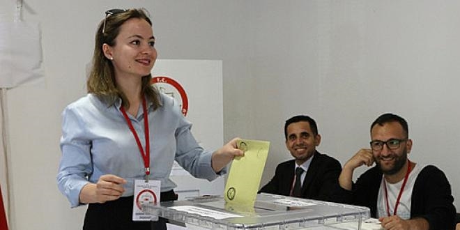 Yurt dışından gelen bazı seçmenler oy kullanamadı