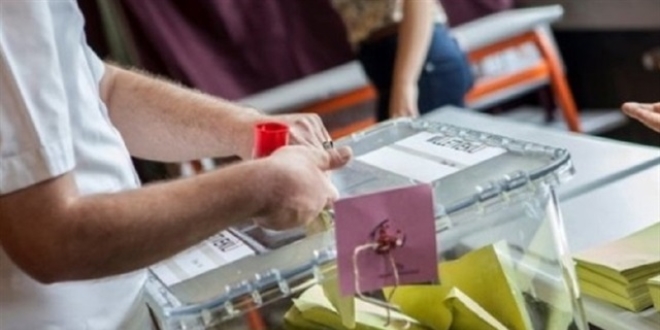 Okuldakilere dışarıdan oy çuvallarının verildiği iddiası