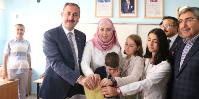 Bakanı Gül'ün oy kullandığı sandık 'Erdoğan' dedi