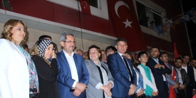 Adana'da davullu zurnalı seçim kutlaması başladı