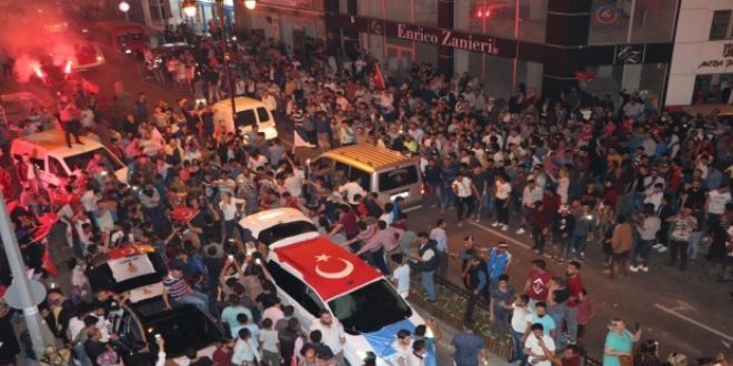 Erdoğan'ın seçim başarısı 'Ülke' genelinde kutlanıyor