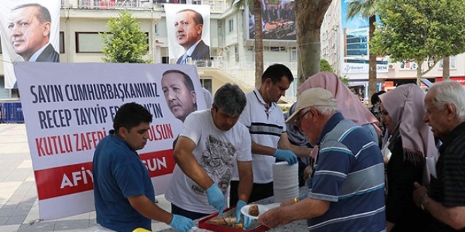 Söz vermişti, Erdoğan kazanınca 5 tepsi baklava dağıttı