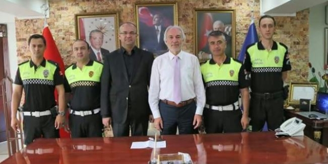 Belediye Başkanı'ndan fedakar polislere ödül