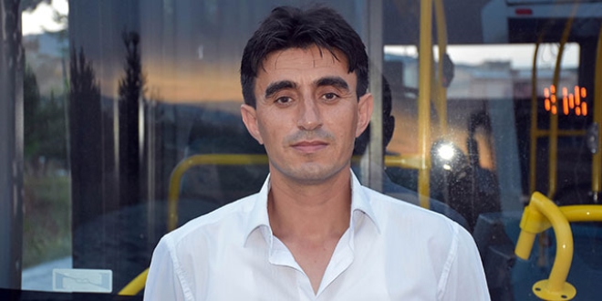 Otobüsü temizlerken bulduğu parayı sahibine ulaştırdı
