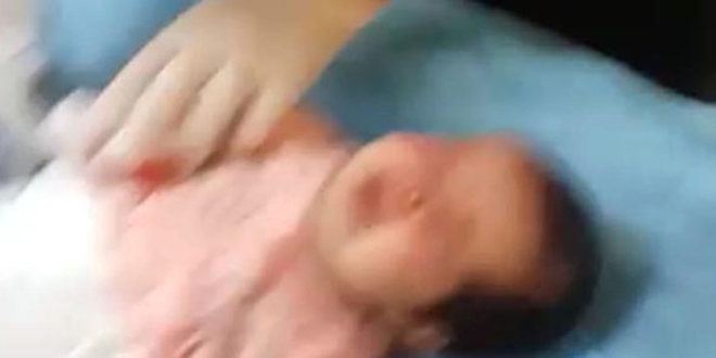 Serumu çıkarmak isterken bebeğin parmağını kesti