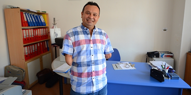 Hem öğretmen oldu hem kendi eşyalarını tasarladı