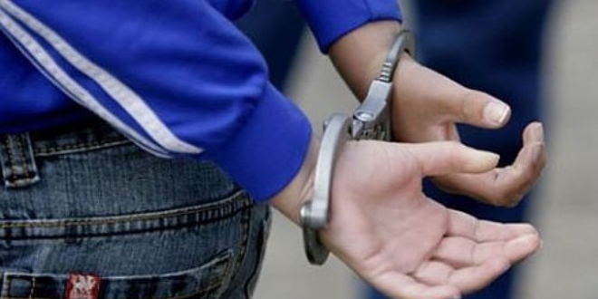 Oğlunun gözü önünde eşini öldüren polis memuru tutuklandı