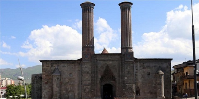 Tarihi Çifte Minareli Medrese'nin çevresi yenileniyor