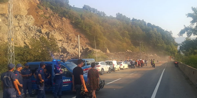 Hopa-Kemalpaşa karayolunda heyelan