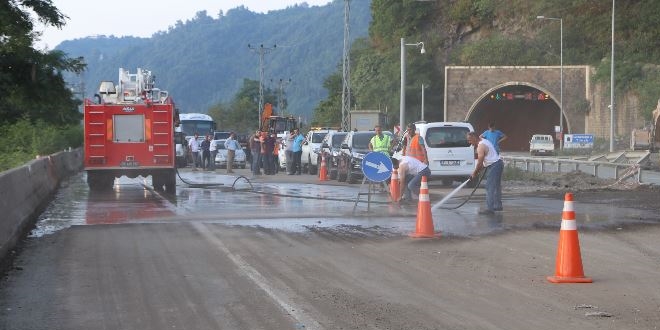 Artvin'de heyelan: 2'si asker 3 yaralı