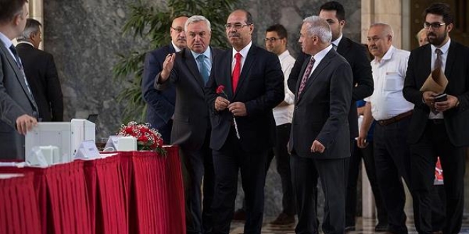 Milletvekillerinin kayıt işlemleri sürüyor