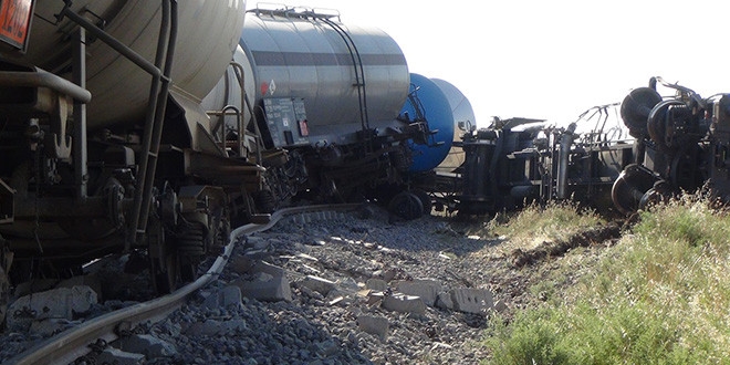 TCDD'ye ait yük treni raydan çıktı