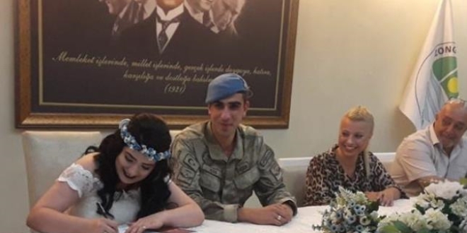 'En güzel damatlık' dedi, askeri üniformayla evlendi