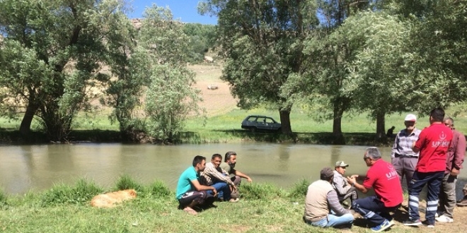 Serinlemek için girdiği ırmakta boğuldu