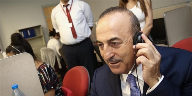 Çavuşoğlu Konsolosluk Çağrı Merkezi'nde telefonları yanıtladı