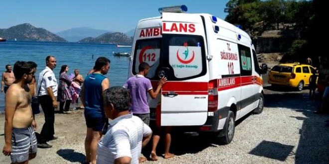 Denize giren anne ve oğlu boğulma tehlikesi geçirdi