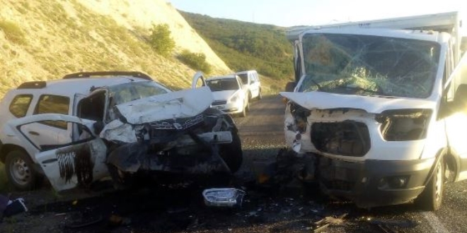 Elazığ'da araçlar kafa kafaya çarpıştı: 2 ölü, 1 yaralı