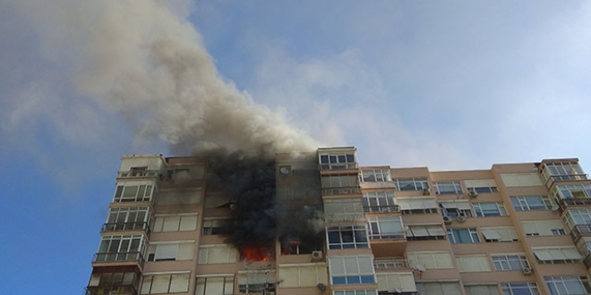 Eski askeri lojmanlarda yangın