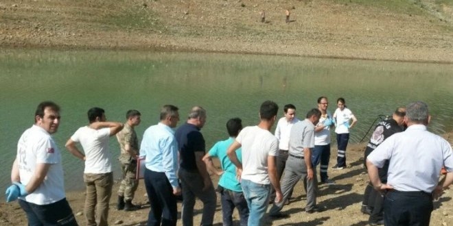 Lise öğrencisi serinlemek için girdiği gölde boğuldu