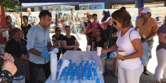 Sınav merkezlerinde velilere su ve limonata ikramı