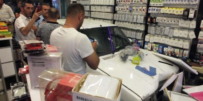 Kontrolden çıkan otomobil iş yerine girdi
