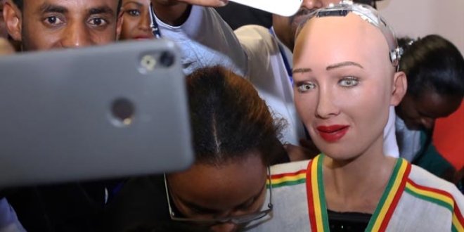 Robot Sophia hayal kırıklığı yaşattı